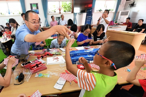 北京启动仪式现场，甘肃庆阳市环县红星小学的胡旺军老师为现场媒体和孩子带来了一堂精彩纷呈的航空科普体验课