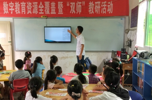 参加完北京项目培训课程的教师回到重庆彭水县为大坝村小学孩子上航空科普课