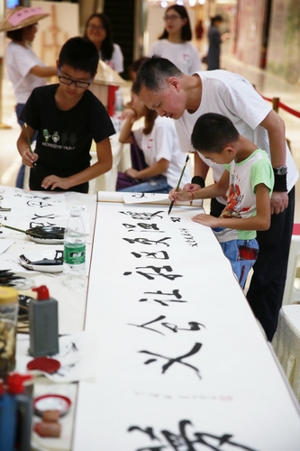 市民现场书写义仓长卷