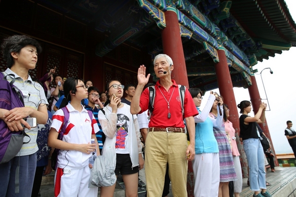 北京地理学会副理事长、历史学者朱祖希带领大家登顶景山，实地讲解