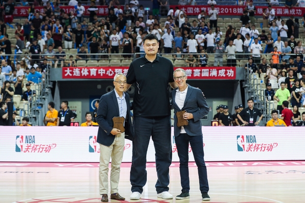 NBA中国CEO Derek Chang（左一）、姚基金创始人姚明、耐克全球体育市场副总裁 Mr Craig Alford Masback（右一）