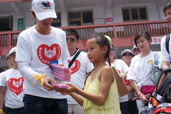 2008年汶川地震救济灾区儿童