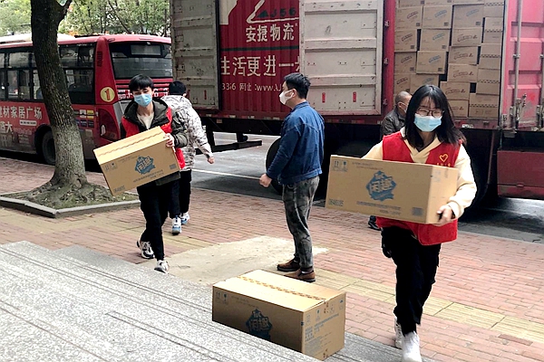 由亿滋中国捐赠的价值约350万元的产品物资已送达湖北省六个市县的医疗、公安消防、志愿者服务站等单位和社区 (4)