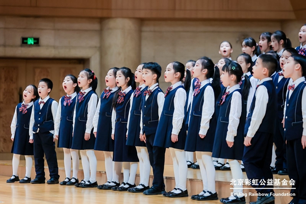 燕丹学校-彩虹合唱团·二团在表演